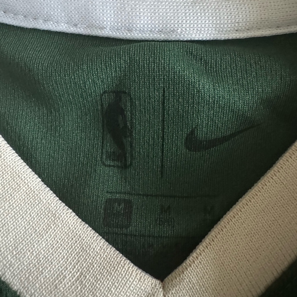 Milwaukee Bucks, Giannis Sina Ugo Antetokounmpo jersey. Youth Medium (5-6). - Picture 4 of 4